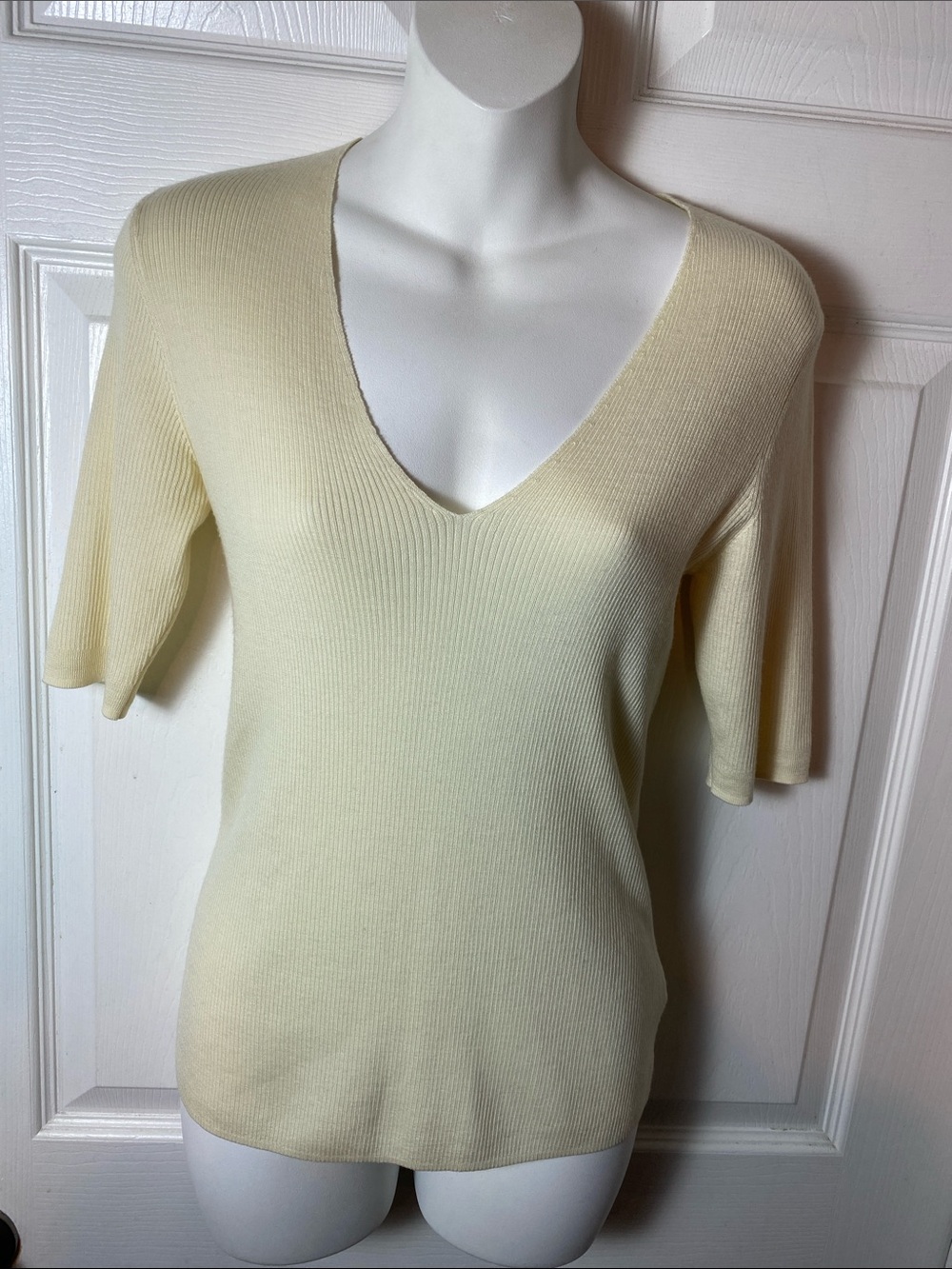 St. John Knits Short Sleeve V-Neck Sweater Wool Silk Blend Butter Cream Petite